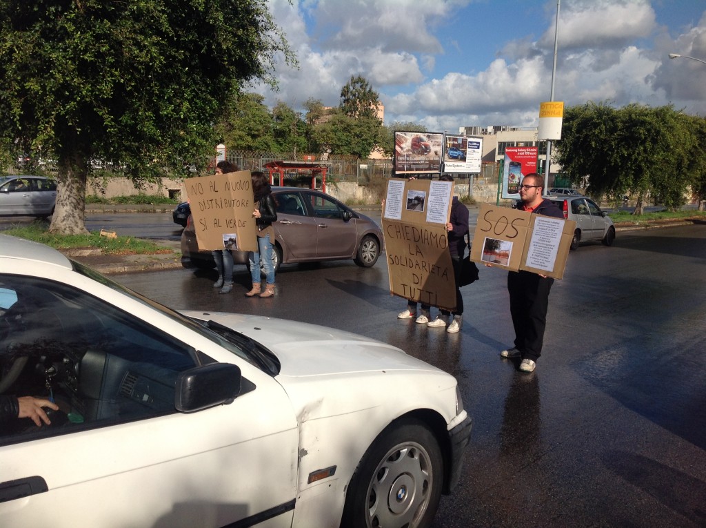 protesta via basile impianto carburante