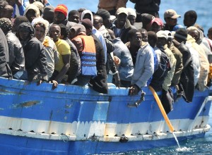 IMMIGRAZIONE:ALTRI SBARCHI A LAMPEDUSA MENTRE ARRIVA PREMIER