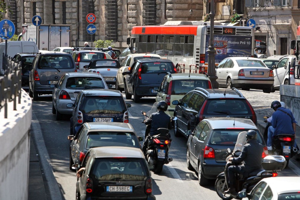 TRAFFICO SUL LUNGOTEVERE - Fotografo: BENVEGNU_-GUAITOLI