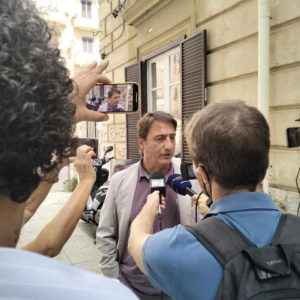 Claudio Fava intervistato dai giornalisti presenti